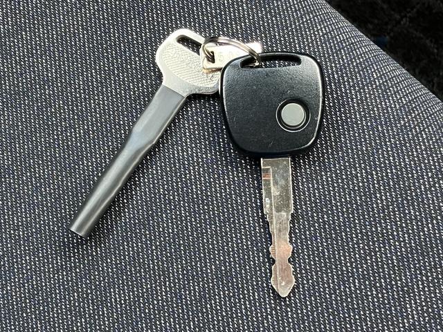 アルト ！初売！　【アウトレット】　４ＷＤ　ＨＹＢＲＩＤ　Ｓ　ナビ付！　別途当社パックでさらに快適に　スチールホイール（夏タイヤ）　ハロゲンヘッドランプ　ＳＲＳエアバック　オートライト　イモビライザー　シートヒーター　衝突被害軽減ブレーキ　後退時ブレーキサポート（32枚目）