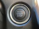 キーレスプッシュスタートです。リモコンキーをバッグやポケットに入れたままでもブレーキペダルを踏んでボタンを押せばエンジンが始動できます。