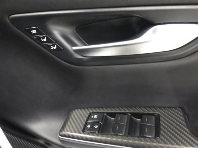 クラウンハイブリッド ＲＳアドバンス　Ｆｏｕｒ　革シート　４ＷＤ　フルセグ　メモリーナビ　ＤＶＤ再生　バックカメラ　衝突被害軽減システム　ＥＴＣ　ＬＥＤヘッドランプ（18枚目）