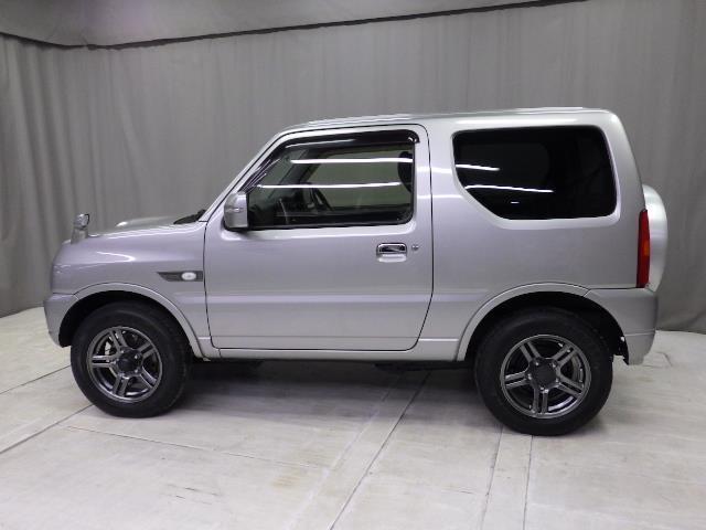 ジムニー ランドベンチャー　４ＷＤ　アルミホイール　寒冷地仕様　キーレスエントリー　エアバッグ　エアコン　パワーステアリング　パワーウィンドウ　ＣＤ　ＡＢＳ（2枚目）