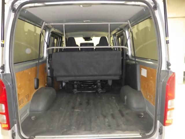 ハイエースバン DX 4WD メモリーナビ バックカメラ 衝突被害軽減システム ETC 乗車定員9人 3列シート ディーゼル 寒冷地仕様 衝突防止システム キーレスエントリー 横滑り防止装置 エアバッグ エアコン ABS(19枚目)