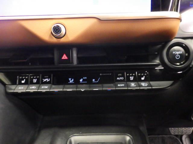 クラウンクロスオーバー ＲＳアドバンスド　革シート　４ＷＤ　メモリーナビ　バックカメラ　衝突被害軽減システム　ＥＴＣ　ＬＥＤヘッドランプ（14枚目）