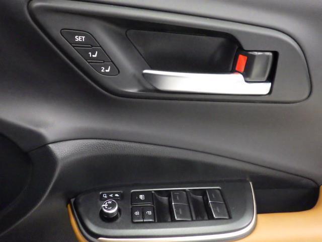 クラウンクロスオーバー ＲＳアドバンスド　革シート　４ＷＤ　メモリーナビ　バックカメラ　衝突被害軽減システム　ＥＴＣ　ＬＥＤヘッドランプ（19枚目）