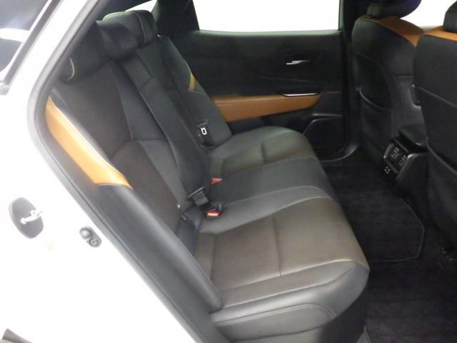 クラウンクロスオーバー ＲＳアドバンスド　革シート　４ＷＤ　メモリーナビ　バックカメラ　衝突被害軽減システム　ＥＴＣ　ＬＥＤヘッドランプ（25枚目）