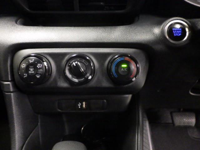 ヤリス Ｘ　４ＷＤ　メモリーナビ　バックカメラ　衝突被害軽減システム　ＥＴＣ　ＬＥＤヘッドランプ（13枚目）