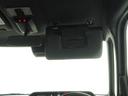 サンバイザーにはバニティミラーがあります。車を降りる前の身だしなみチェックに便利ですね。助手席側にも備わっています。