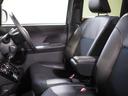 運転席にはアームレストが備わっています。