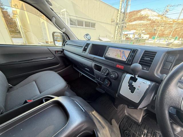 ハイエースバン SロングワイドDX GLパッケージ 寒冷地仕様 リアエアコン・リアヒーター・LEDヘッドライト・デジタルインナーミラー(13枚目)