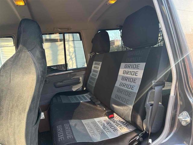 ランドクルーザー７０ 　３０ｔｈアニバーサリー　前後ＢＲＩＤＥシート　リフトアップ公認　前後デフロック　ＡＲＢバンパー　メソッド１７ホイール　バーフェン同色塗装　リア３色テール　ウッドステアリング　オーディオ組み込み（5枚目）