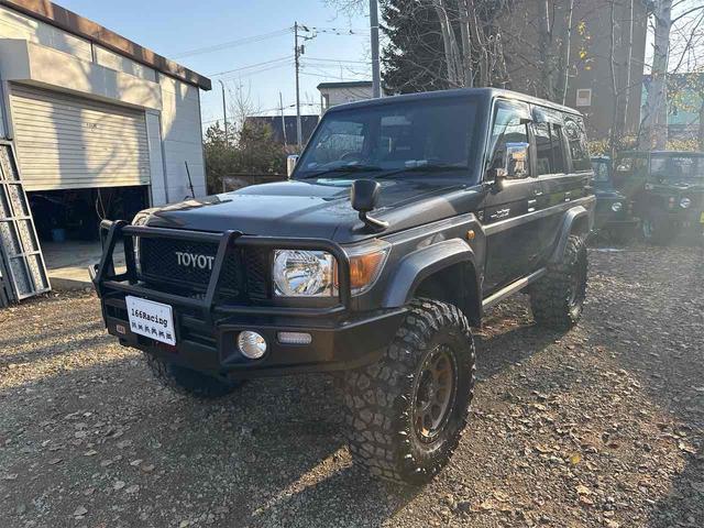 ランドクルーザー７０ 　３０ｔｈアニバーサリー　前後ＢＲＩＤＥシート　リフトアップ公認　前後デフロック　ＡＲＢバンパー　メソッド１７ホイール　バーフェン同色塗装　リア３色テール　ウッドステアリング　オーディオ組み込み（7枚目）