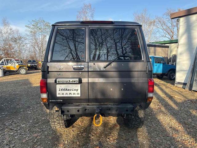 ランドクルーザー７０ 　３０ｔｈアニバーサリー　前後ＢＲＩＤＥシート　リフトアップ公認　前後デフロック　ＡＲＢバンパー　メソッド１７ホイール　バーフェン同色塗装　リア３色テール　ウッドステアリング　オーディオ組み込み（8枚目）