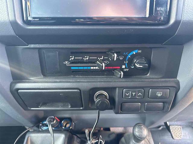 ランドクルーザー７０ 　３０ｔｈアニバーサリー　前後ＢＲＩＤＥシート　リフトアップ公認　前後デフロック　ＡＲＢバンパー　メソッド１７ホイール　バーフェン同色塗装　リア３色テール　ウッドステアリング　オーディオ組み込み（12枚目）