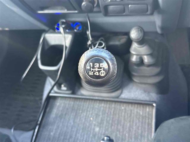 ランドクルーザー７０ 　３０ｔｈアニバーサリー　前後ＢＲＩＤＥシート　リフトアップ公認　前後デフロック　ＡＲＢバンパー　メソッド１７ホイール　バーフェン同色塗装　リア３色テール　ウッドステアリング　オーディオ組み込み（15枚目）