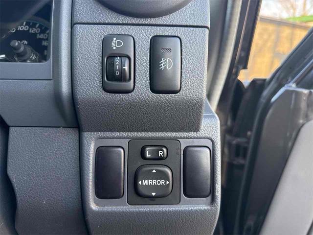 ランドクルーザー７０ 　３０ｔｈアニバーサリー　前後ＢＲＩＤＥシート　リフトアップ公認　前後デフロック　ＡＲＢバンパー　メソッド１７ホイール　バーフェン同色塗装　リア３色テール　ウッドステアリング　オーディオ組み込み（16枚目）