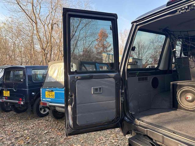 ランドクルーザー７０ 　３０ｔｈアニバーサリー　前後ＢＲＩＤＥシート　リフトアップ公認　前後デフロック　ＡＲＢバンパー　メソッド１７ホイール　バーフェン同色塗装　リア３色テール　ウッドステアリング　オーディオ組み込み（24枚目）