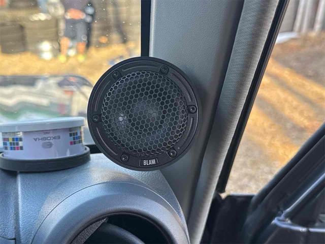 ランドクルーザー７０ 　３０ｔｈアニバーサリー　前後ＢＲＩＤＥシート　リフトアップ公認　前後デフロック　ＡＲＢバンパー　メソッド１７ホイール　バーフェン同色塗装　リア３色テール　ウッドステアリング　オーディオ組み込み（37枚目）