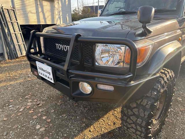 ランドクルーザー７０ 　３０ｔｈアニバーサリー　前後ＢＲＩＤＥシート　リフトアップ公認　前後デフロック　ＡＲＢバンパー　メソッド１７ホイール　バーフェン同色塗装　リア３色テール　ウッドステアリング　オーディオ組み込み（64枚目）