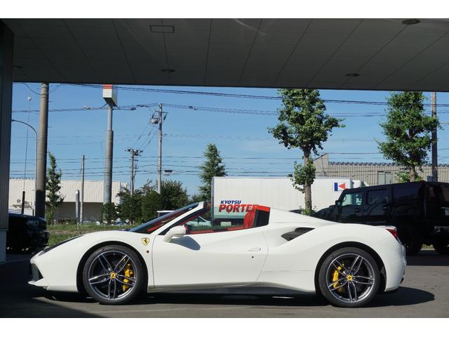 ４８８スパイダー 正規Ｄ車両　カーボンドライバーゾーンＬＥＤステアリング　ＢＯＡＮＣＯ　ＡＶＵＳ１００　／　ＪＢＬサウンドシステム　／　カラードアッパーダッシュボード　／　Ｂカメラ　／　純正リフティング（8枚目）