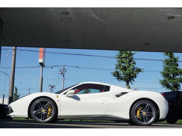 ４８８スパイダー 正規Ｄ車両　カーボンドライバーゾーンＬＥＤステアリング　ＢＯＡＮＣＯ　ＡＶＵＳ１００　／　ＪＢＬサウンドシステム　／　カラードアッパーダッシュボード　／　Ｂカメラ　／　純正リフティング（25枚目）