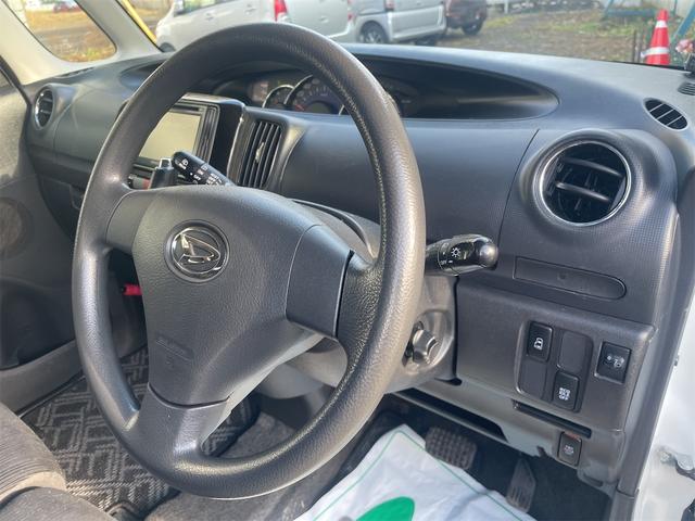 タント Ｇスペシャル　４ＷＤ　電動スライドドア　ナビ　スマートキー　アイドリングストップ　ベンチシート　ＣＶＴ　盗難防止システム　ＡＢＳ　ＣＤ　ＤＶＤ再生　ミュージックプレイヤー接続可　アルミホイール　衝突安全ボディ（4枚目）