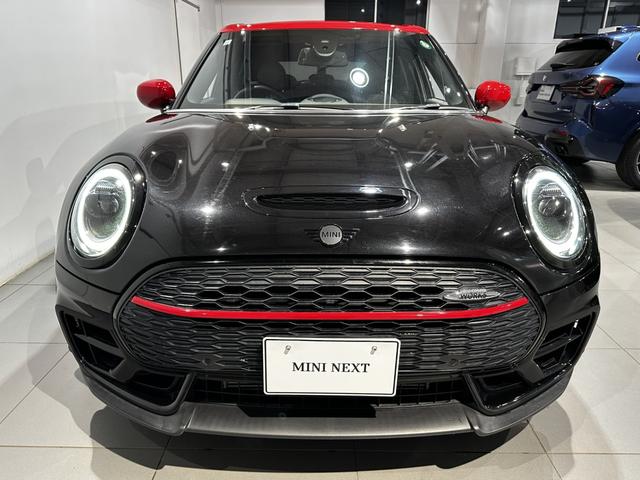 ＭＩＮＩ ジョンクーパーワークス　クラブマン　ＪＣＷ・トリム　４ＷＤ　ジョンクーパーワークストリム　１９インチアロイ　ＭＩＮＩＹｏｕｒｓスタイルレザーシート　電動フロントシート　　ＡＣＣ　パーキングアシスト　ＬＥＤヘッドライト　ワンオーナー　認定中古車２年保証（6枚目）