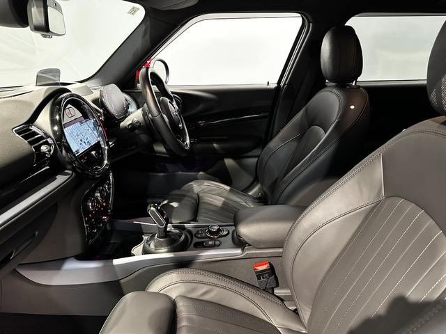 ＭＩＮＩ ジョンクーパーワークス　クラブマン　ＪＣＷ・トリム　４ＷＤ　ジョンクーパーワークストリム　１９インチアロイ　ＭＩＮＩＹｏｕｒｓスタイルレザーシート　電動フロントシート　　ＡＣＣ　パーキングアシスト　ＬＥＤヘッドライト　ワンオーナー　認定中古車２年保証（7枚目）