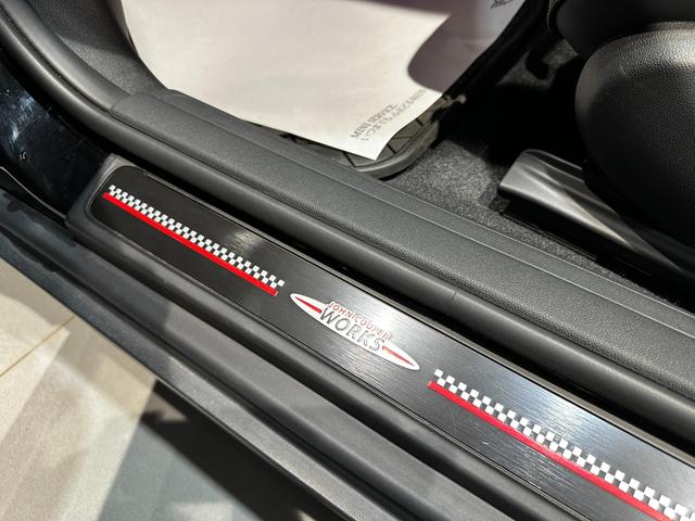 ＭＩＮＩ ジョンクーパーワークス　クラブマン　ＪＣＷ・トリム　４ＷＤ　ジョンクーパーワークストリム　１９インチアロイ　ＭＩＮＩＹｏｕｒｓスタイルレザーシート　電動フロントシート　　ＡＣＣ　パーキングアシスト　ＬＥＤヘッドライト　ワンオーナー　認定中古車２年保証（11枚目）