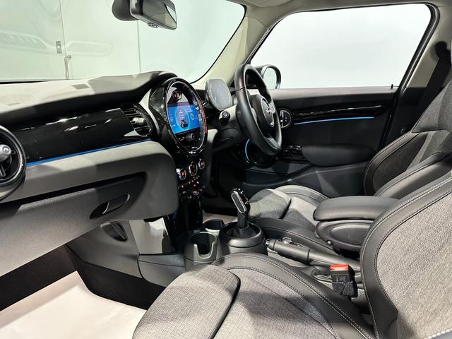 MINI クーパーDプレミアムプラスパッケージクラシックトリム プレミアムプラスパッケージ スポーツシート 前席シートヒーター ヘッドアップディスプレイ リアビューカメラ ルームミラー内蔵ETC 16インチアロイホイール クラシックトリム ワンオーナー(3枚目)