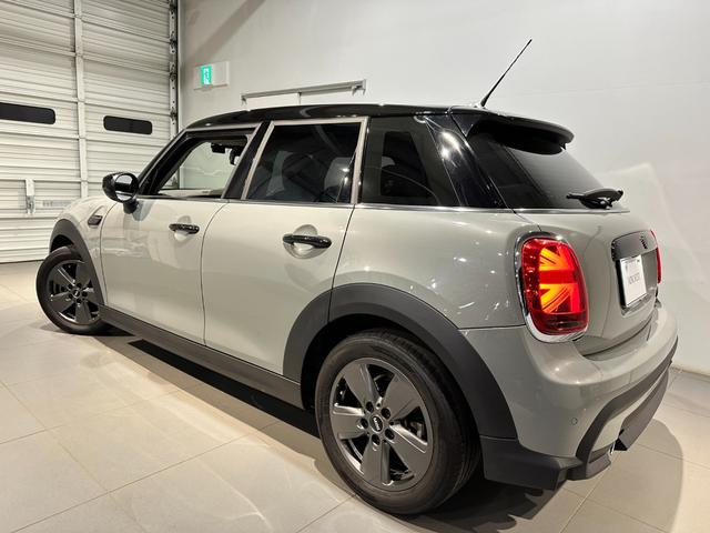 MINI クーパーDプレミアムプラスパッケージクラシックトリム プレミアムプラスパッケージ スポーツシート 前席シートヒーター ヘッドアップディスプレイ リアビューカメラ ルームミラー内蔵ETC 16インチアロイホイール クラシックトリム ワンオーナー(4枚目)