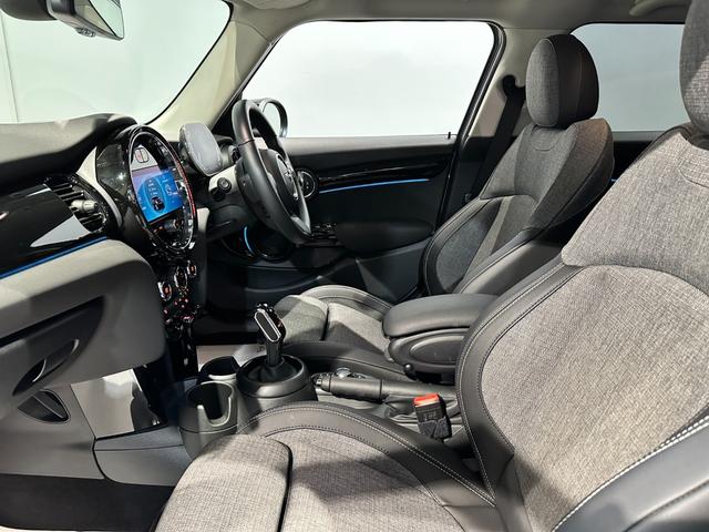 MINI クーパーDプレミアムプラスパッケージクラシックトリム プレミアムプラスパッケージ スポーツシート 前席シートヒーター ヘッドアップディスプレイ リアビューカメラ ルームミラー内蔵ETC 16インチアロイホイール クラシックトリム ワンオーナー(7枚目)