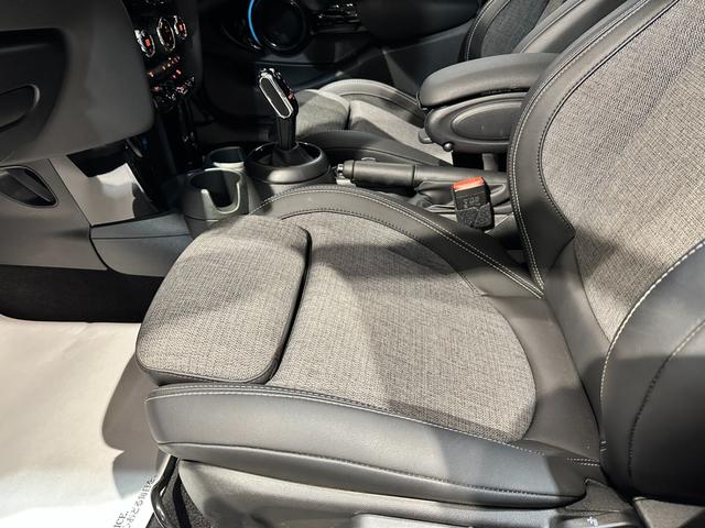 MINI クーパーDプレミアムプラスパッケージクラシックトリム プレミアムプラスパッケージ スポーツシート 前席シートヒーター ヘッドアップディスプレイ リアビューカメラ ルームミラー内蔵ETC 16インチアロイホイール クラシックトリム ワンオーナー(8枚目)