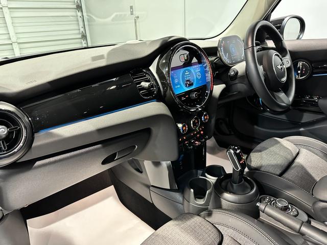 MINI クーパーDプレミアムプラスパッケージクラシックトリム プレミアムプラスパッケージ スポーツシート 前席シートヒーター ヘッドアップディスプレイ リアビューカメラ ルームミラー内蔵ETC 16インチアロイホイール クラシックトリム ワンオーナー(10枚目)