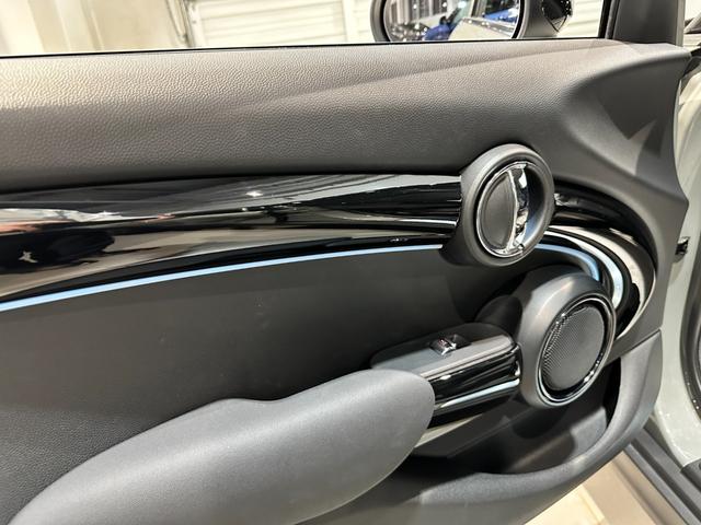 MINI クーパーDプレミアムプラスパッケージクラシックトリム プレミアムプラスパッケージ スポーツシート 前席シートヒーター ヘッドアップディスプレイ リアビューカメラ ルームミラー内蔵ETC 16インチアロイホイール クラシックトリム ワンオーナー(11枚目)