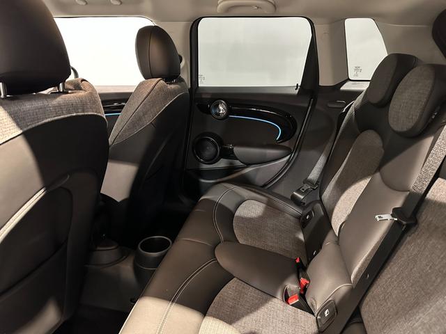 MINI クーパーDプレミアムプラスパッケージクラシックトリム プレミアムプラスパッケージ スポーツシート 前席シートヒーター ヘッドアップディスプレイ リアビューカメラ ルームミラー内蔵ETC 16インチアロイホイール クラシックトリム ワンオーナー(12枚目)