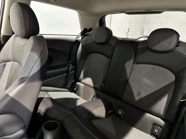 MINI クーパー クラシック・トリム プレミアムプラスパッケージ スポーツシート 前席シートヒーター ヘッドアップディスプレイ リアビューカメラ ルームミラー内蔵ETC 16インチアロイホイール クラシックトリム ワンオーナー(4枚目)