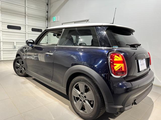 MINI クーパー クラシック・トリム プレミアムプラスパッケージ スポーツシート 前席シートヒーター ヘッドアップディスプレイ リアビューカメラ ルームミラー内蔵ETC 16インチアロイホイール クラシックトリム ワンオーナー(5枚目)