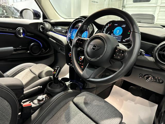 MINI クーパー クラシック・トリム プレミアムプラスパッケージ スポーツシート 前席シートヒーター ヘッドアップディスプレイ リアビューカメラ ルームミラー内蔵ETC 16インチアロイホイール クラシックトリム ワンオーナー(13枚目)