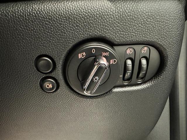 MINI クーパー クラシック・トリム プレミアムプラスパッケージ スポーツシート 前席シートヒーター ヘッドアップディスプレイ リアビューカメラ ルームミラー内蔵ETC 16インチアロイホイール クラシックトリム ワンオーナー(21枚目)