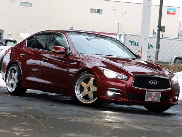 スカイライン ３５０ＧＴ　ＦＯＵＲ　ハイブリッド　タイプＰ　全方位運転支援システム　インテリジェントクルーズコントロール　アラウンドビューモニター　メーカーナビ　フルセグＴＶ　社外１９インチアルミ　黒革シート　メモリー付パワーシート　シートヒーター　ＥＴＣ（3枚目）