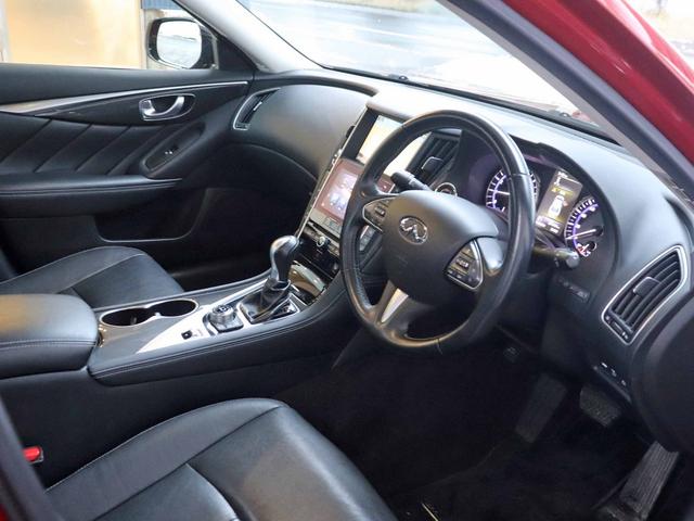 スカイライン ３５０ＧＴ　ＦＯＵＲ　ハイブリッド　タイプＰ　全方位運転支援システム　インテリジェントクルーズコントロール　アラウンドビューモニター　メーカーナビ　フルセグＴＶ　社外１９インチアルミ　黒革シート　メモリー付パワーシート　シートヒーター　ＥＴＣ（4枚目）