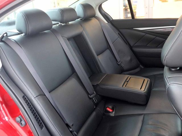 スカイライン ３５０ＧＴ　ＦＯＵＲ　ハイブリッド　タイプＰ　全方位運転支援システム　インテリジェントクルーズコントロール　アラウンドビューモニター　メーカーナビ　フルセグＴＶ　社外１９インチアルミ　黒革シート　メモリー付パワーシート　シートヒーター　ＥＴＣ（17枚目）