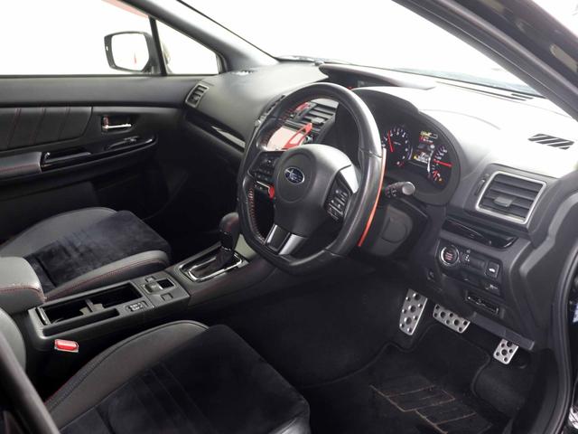 ＷＲＸ Ｓ４ ２．０ＧＴ－Ｓアイサイト　後期Ｄ型　アイサイトセーフティプラス　全車速追従クルーズ　ビルシュタイン　８型ＳＤナビ　フルセグＴＶ　フロント・サイド・バックカメラ　黒半革　シートヒーター　フロントデアイサー　ブラックベゼルＬＥＤ（4枚目）