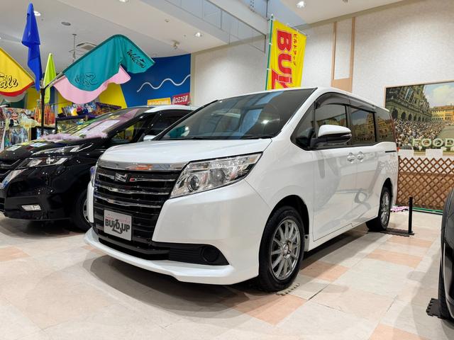 ノア Ｘ　４ＷＤ　純正ナビ　フルセグＴＶ　バックカメラ　スマーキー　プッシュスタート　両側パワースライドドア　ＬＥＤオートライト　Ｂｌｕｅｔｏｏｔｈ　ＥＴＣ　３列シート７人乗り　アイドリングストップ（4枚目）