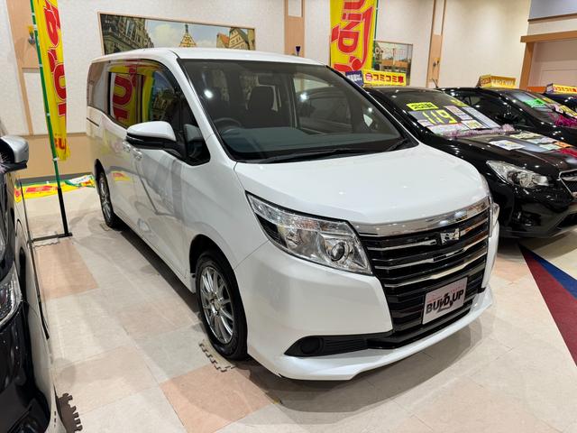 ノア Ｘ　４ＷＤ　純正ナビ　フルセグＴＶ　バックカメラ　スマーキー　プッシュスタート　両側パワースライドドア　ＬＥＤオートライト　Ｂｌｕｅｔｏｏｔｈ　ＥＴＣ　３列シート７人乗り　アイドリングストップ（7枚目）