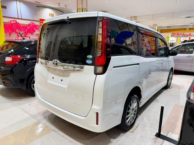 ノア Ｘ　４ＷＤ　純正ナビ　フルセグＴＶ　バックカメラ　スマーキー　プッシュスタート　両側パワースライドドア　ＬＥＤオートライト　Ｂｌｕｅｔｏｏｔｈ　ＥＴＣ　３列シート７人乗り　アイドリングストップ（8枚目）