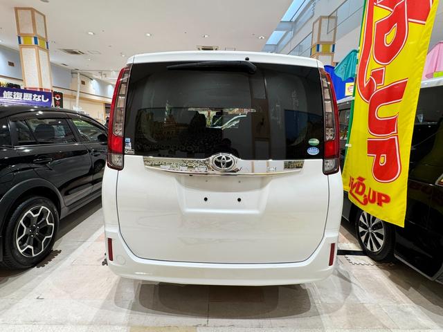 ノア Ｘ　４ＷＤ　純正ナビ　フルセグＴＶ　バックカメラ　スマーキー　プッシュスタート　両側パワースライドドア　ＬＥＤオートライト　Ｂｌｕｅｔｏｏｔｈ　ＥＴＣ　３列シート７人乗り　アイドリングストップ（9枚目）