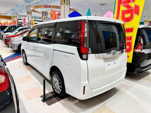 ノア Ｘ　４ＷＤ　純正ナビ　フルセグＴＶ　バックカメラ　スマーキー　プッシュスタート　両側パワースライドドア　ＬＥＤオートライト　Ｂｌｕｅｔｏｏｔｈ　ＥＴＣ　３列シート７人乗り　アイドリングストップ（10枚目）