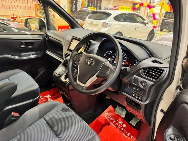 ノア Ｘ　４ＷＤ　純正ナビ　フルセグＴＶ　バックカメラ　スマーキー　プッシュスタート　両側パワースライドドア　ＬＥＤオートライト　Ｂｌｕｅｔｏｏｔｈ　ＥＴＣ　３列シート７人乗り　アイドリングストップ（16枚目）