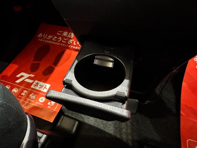 ノア Ｘ　４ＷＤ　純正ナビ　フルセグＴＶ　バックカメラ　スマーキー　プッシュスタート　両側パワースライドドア　ＬＥＤオートライト　Ｂｌｕｅｔｏｏｔｈ　ＥＴＣ　３列シート７人乗り　アイドリングストップ（30枚目）