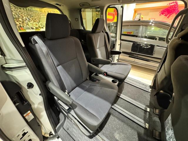 ノア Ｘ　４ＷＤ　純正ナビ　フルセグＴＶ　バックカメラ　スマーキー　プッシュスタート　両側パワースライドドア　ＬＥＤオートライト　Ｂｌｕｅｔｏｏｔｈ　ＥＴＣ　３列シート７人乗り　アイドリングストップ（42枚目）